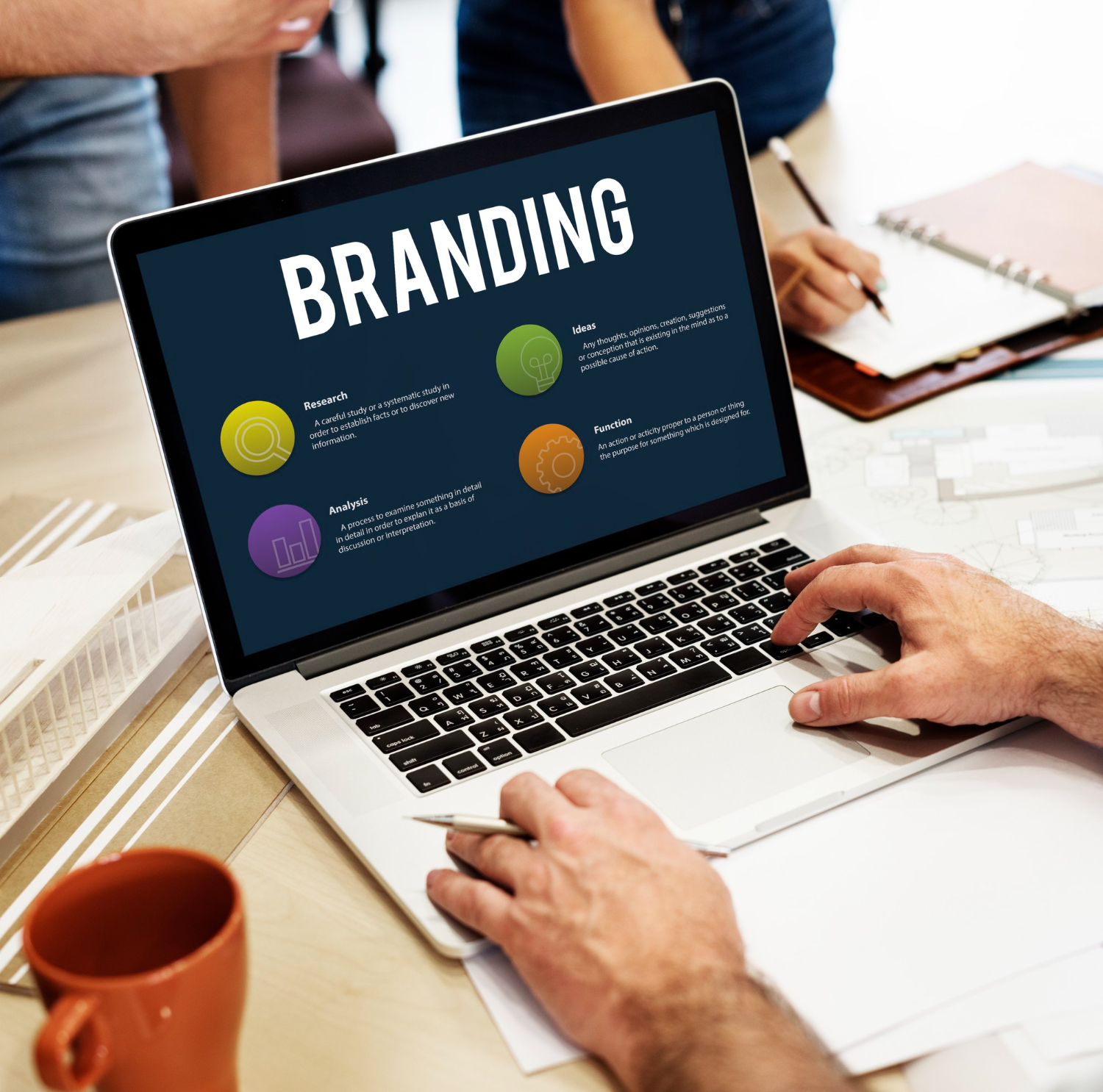 Lee más sobre el artículo Branding vs Marketing: ¿cuál necesita primero tu empresa para crecer?